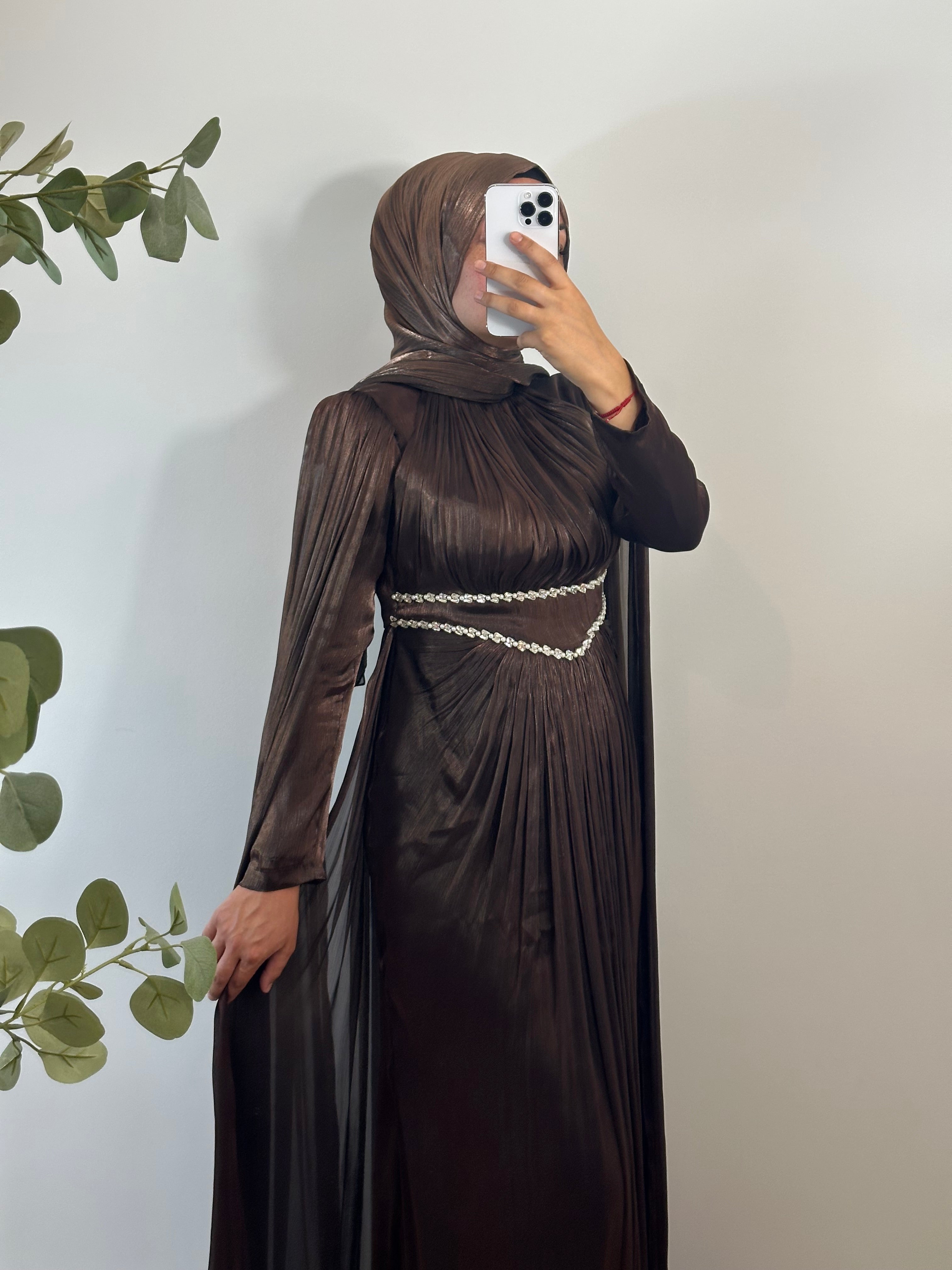 ELEGANTES JANJANKLEID MIT STRASSDETAILS & SCHLEPPE