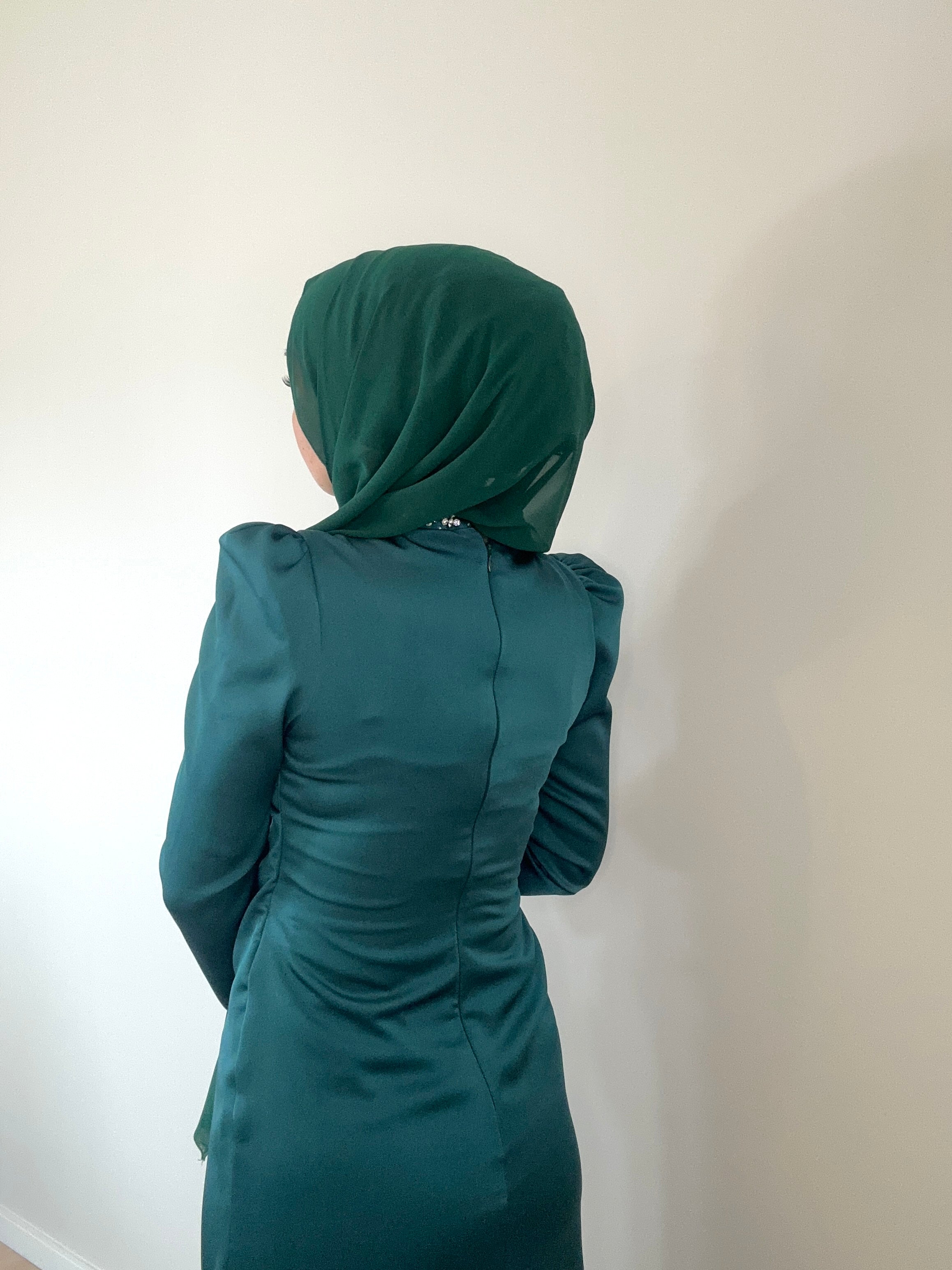 Smaragdgrünes Kleid mit Strass