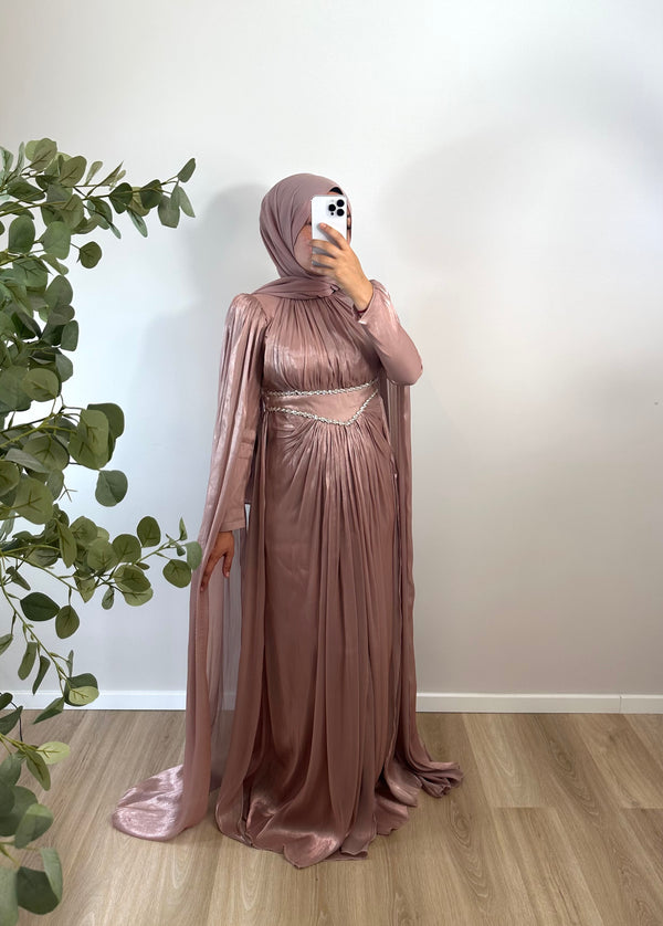 ELEGANTES JANJANKLEID MIT STRASSDETAILS & SCHLEPPE