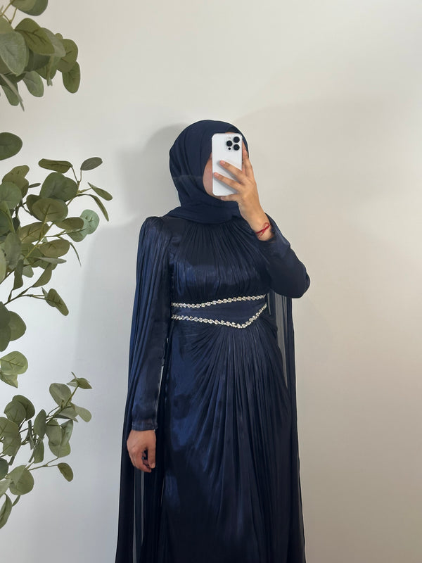 ELEGANTES JANJANKLEID MIT STRASSDETAILS & SCHLEPPE
