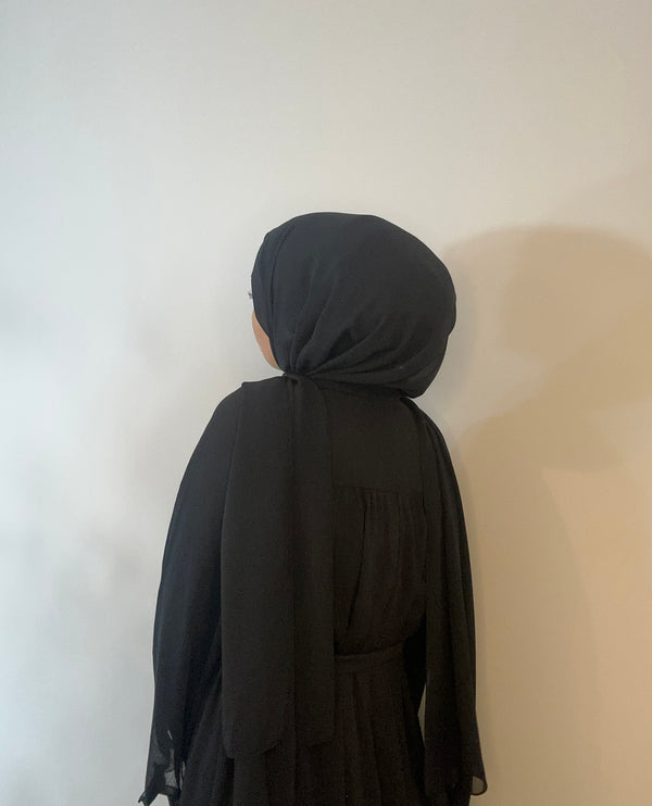 Schwarzes Maxikleid mit Volantärmeln