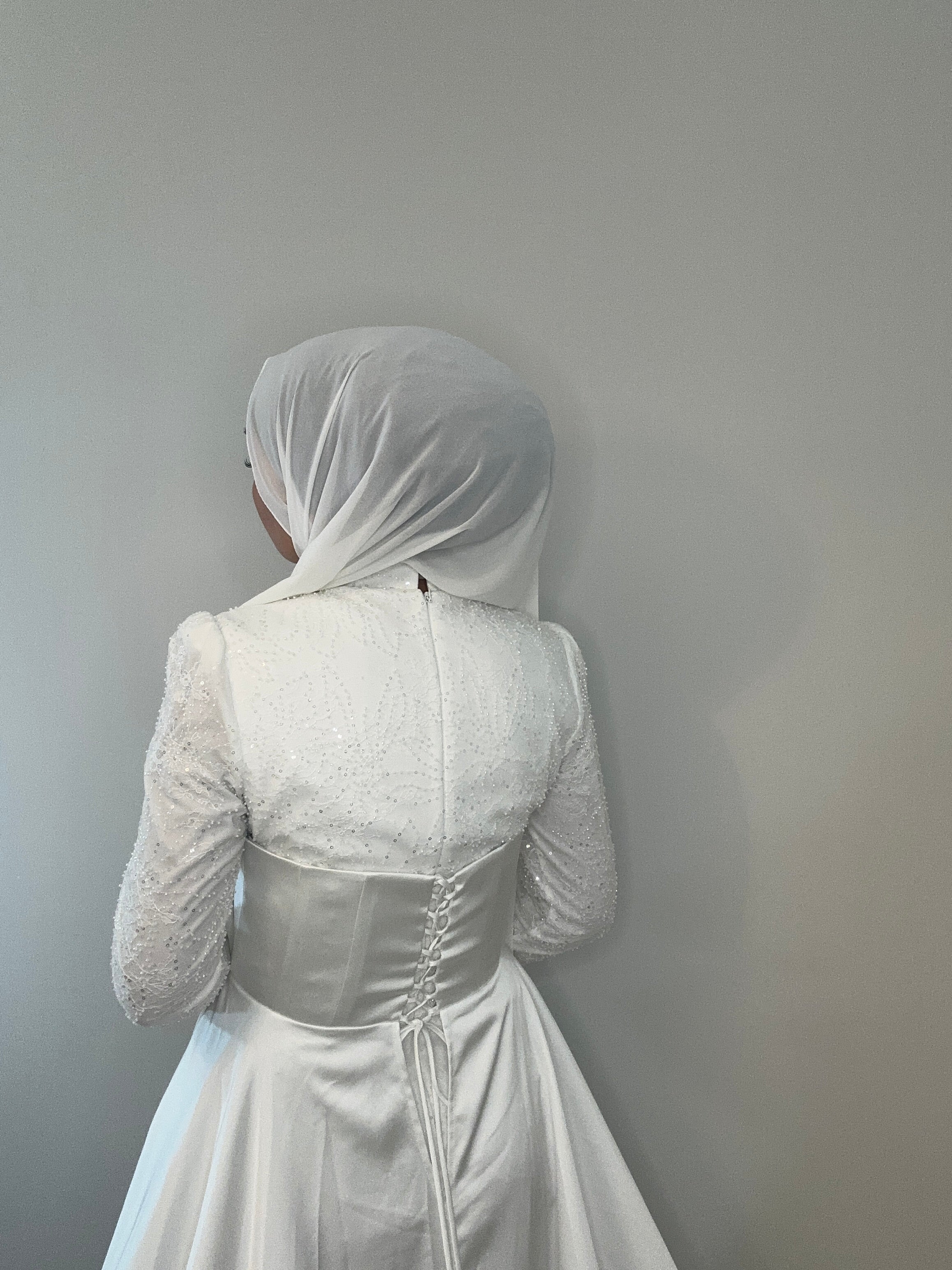 ELEGANTES ABENDKLEID MIT KORSAGE & SPITZE