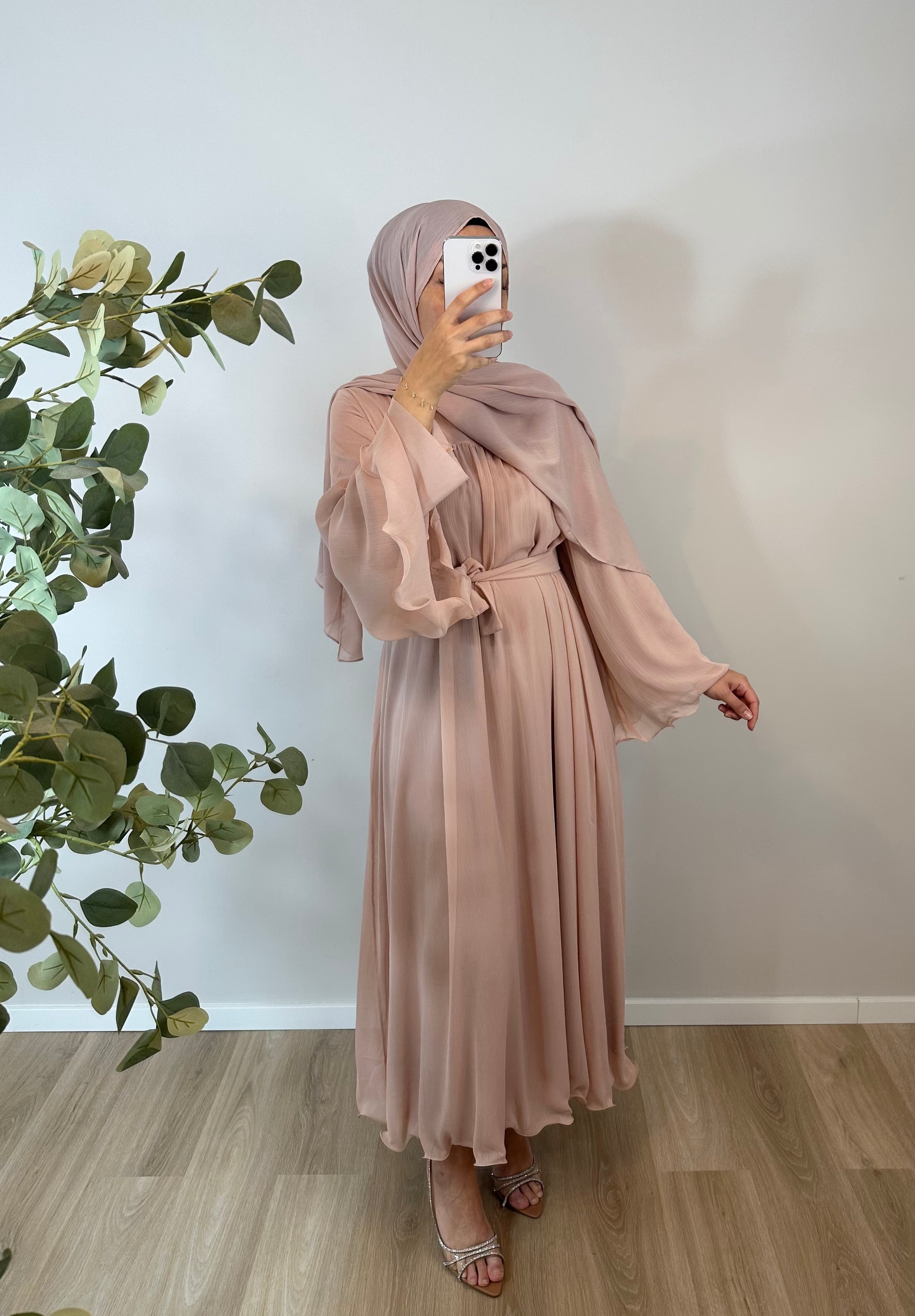 Puder Maxikleid mit Volantärmeln
