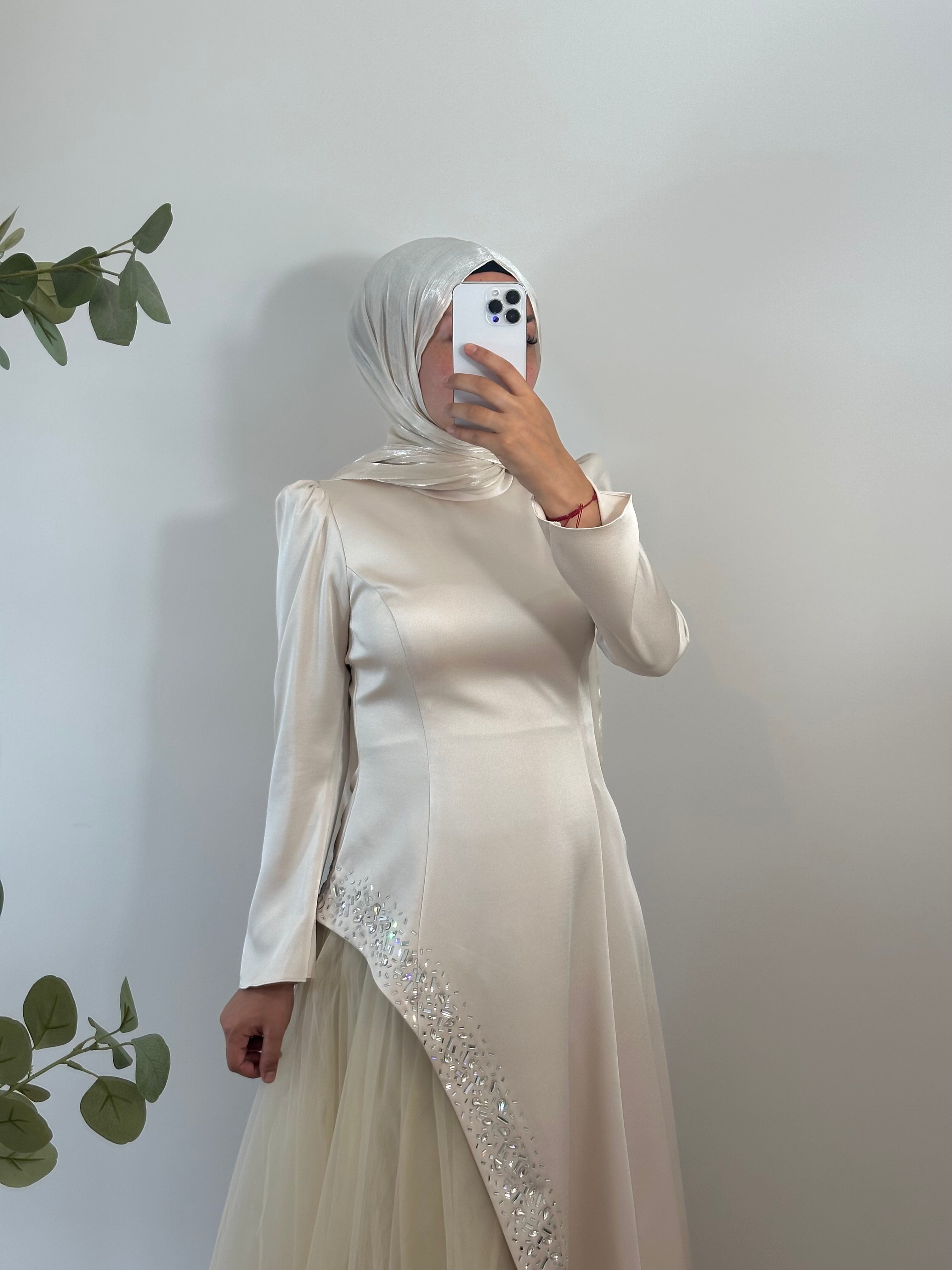 ELEGANTES SATIN-MAXIKLEID MIT TÜLLROCK
