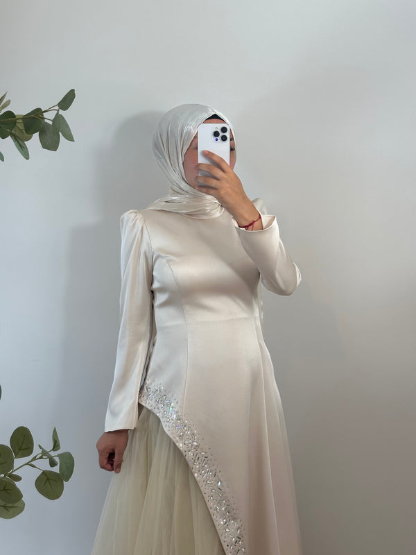 ELEGANTES SATIN-MAXIKLEID MIT TÜLLROCK