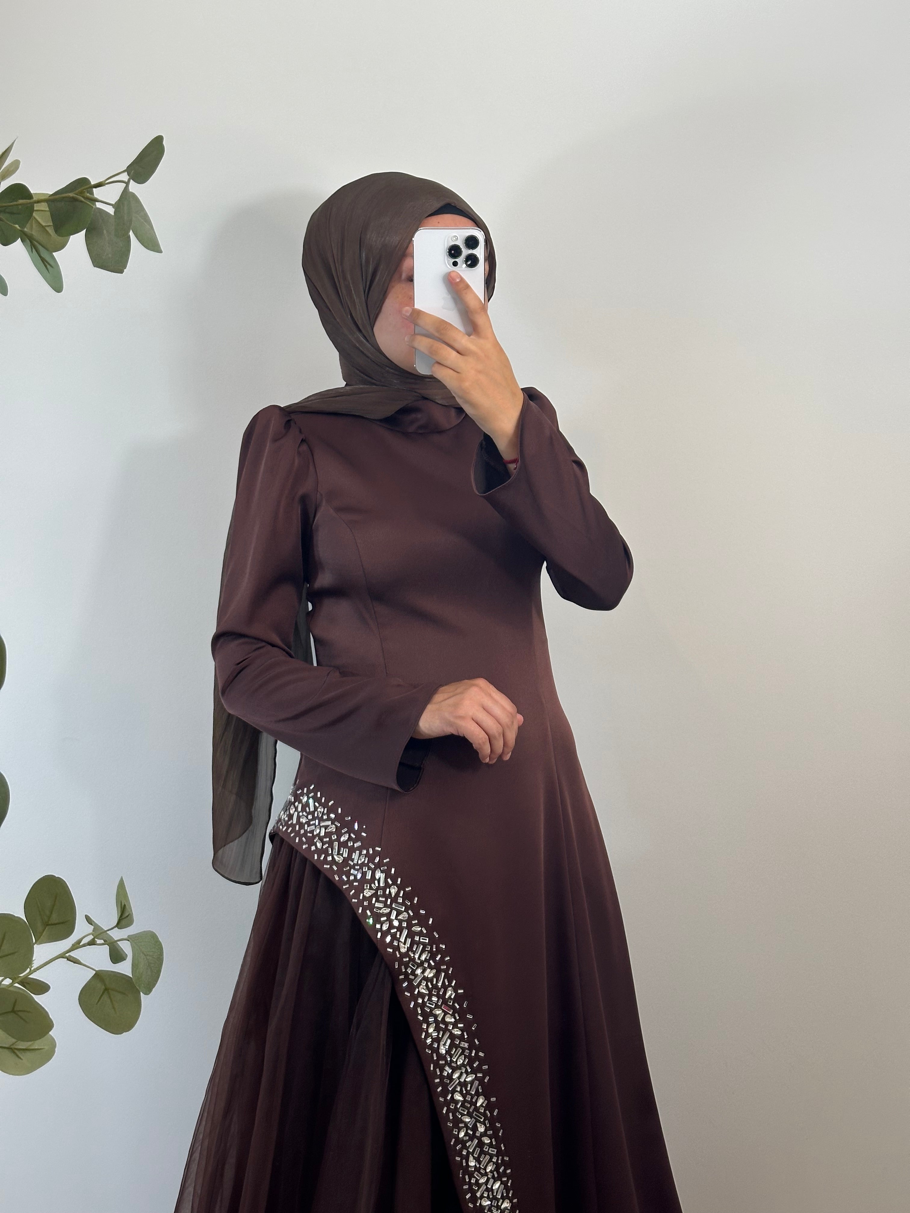 ELEGANTES SATIN-MAXIKLEID MIT TÜLLROCK