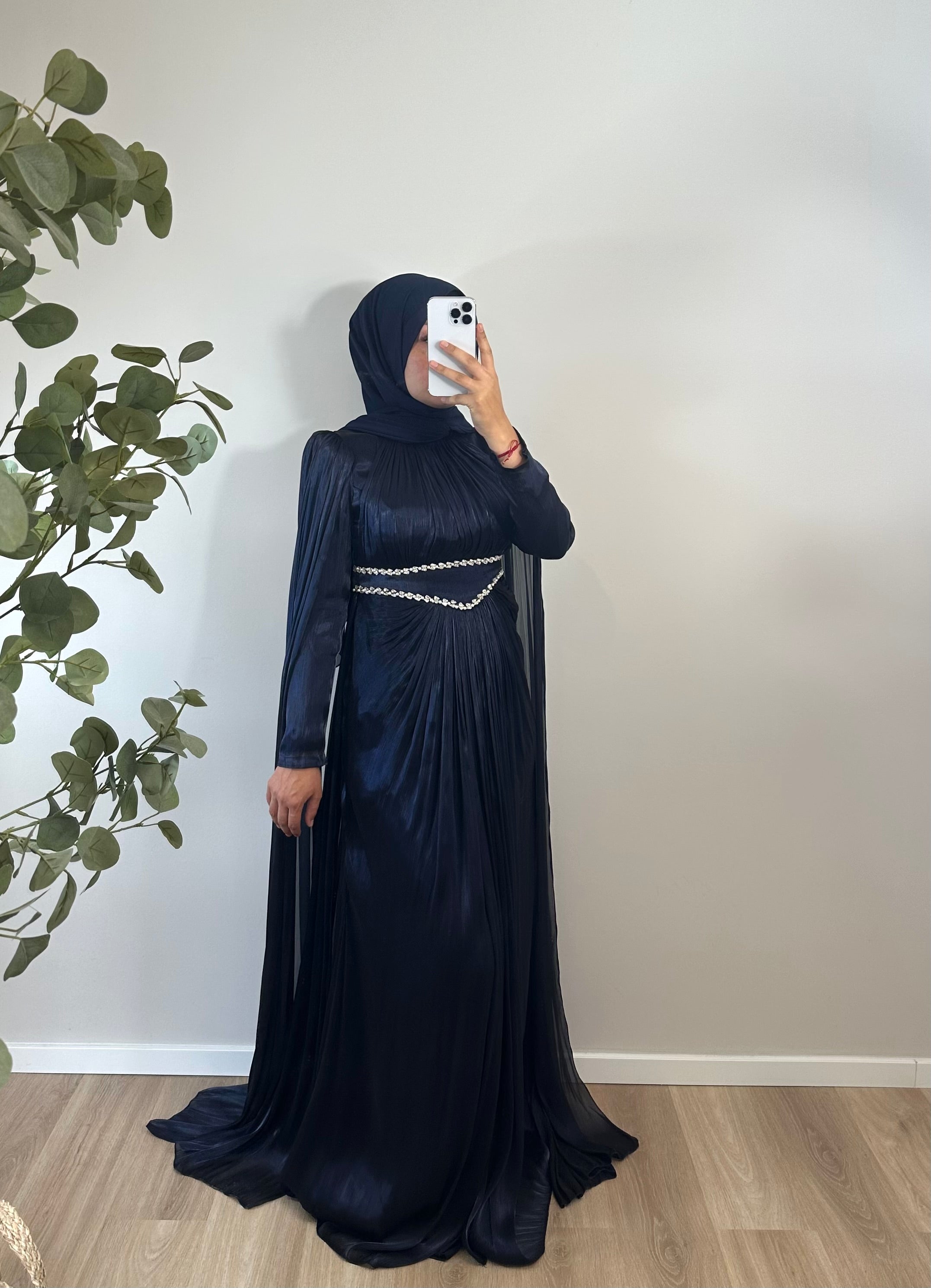 ELEGANTES JANJANKLEID MIT STRASSDETAILS & SCHLEPPE