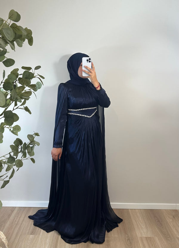 ELEGANTES JANJANKLEID MIT STRASSDETAILS & SCHLEPPE