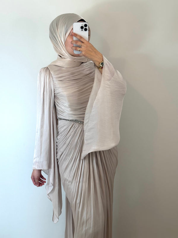 Beige Kleid mit Drapierung