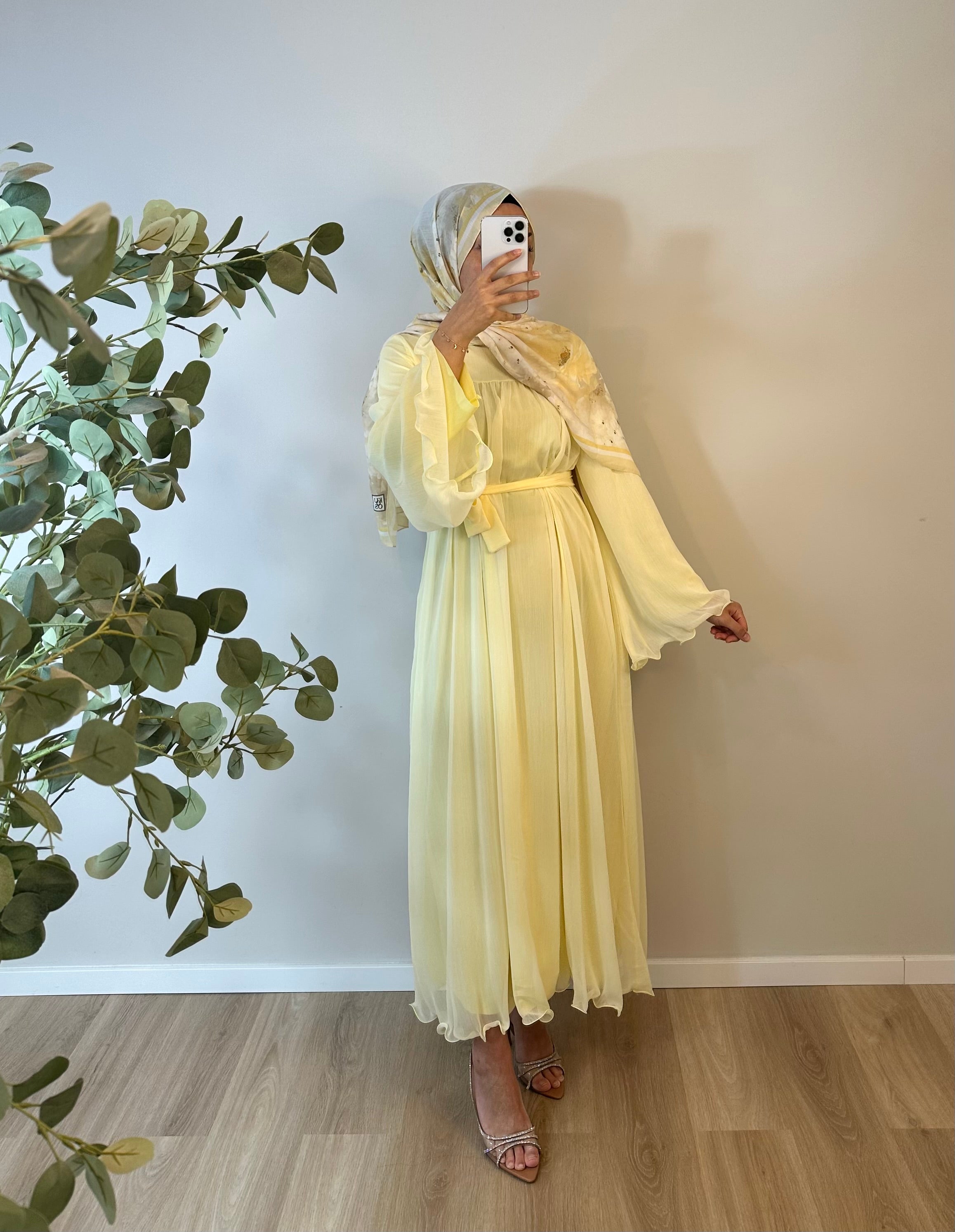 Pastellgelbes Maxikleid mit Volantärmeln
