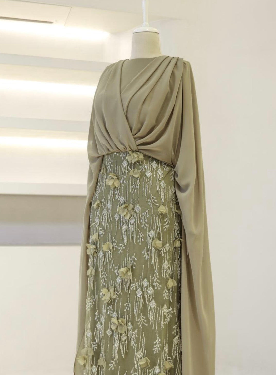 Elegantes Maxikleid mit Stickerei