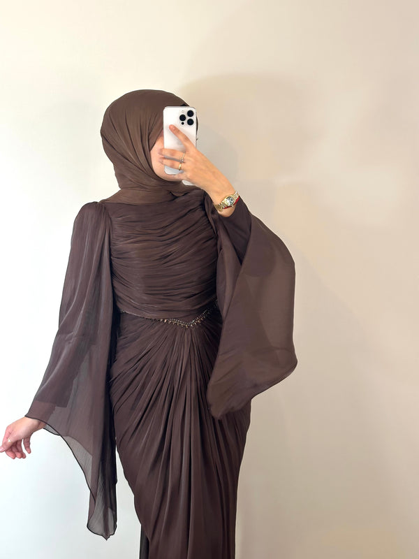 Braunes Kleid mit Drapierung