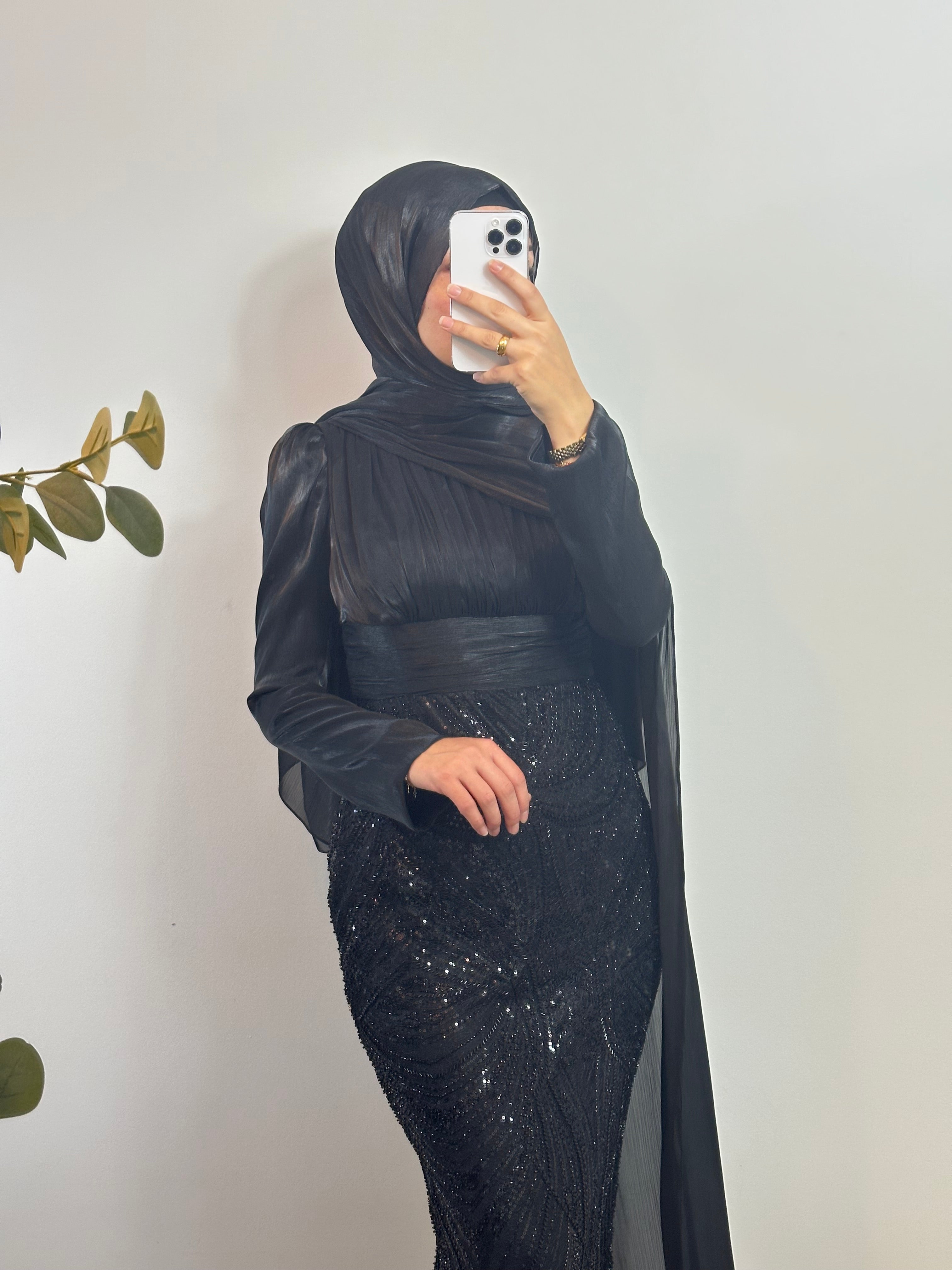 GLAMARÖSES ABENDKLEID MIT DRAPIERUNG & PAILLETTEN